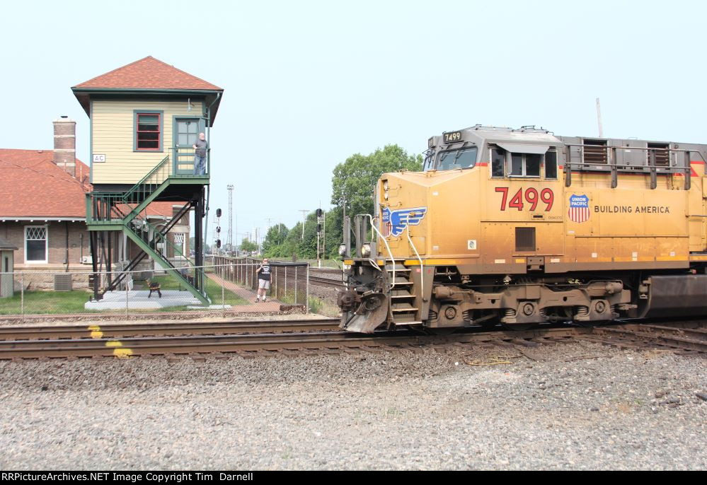 UP 7499 leads 271 past fans